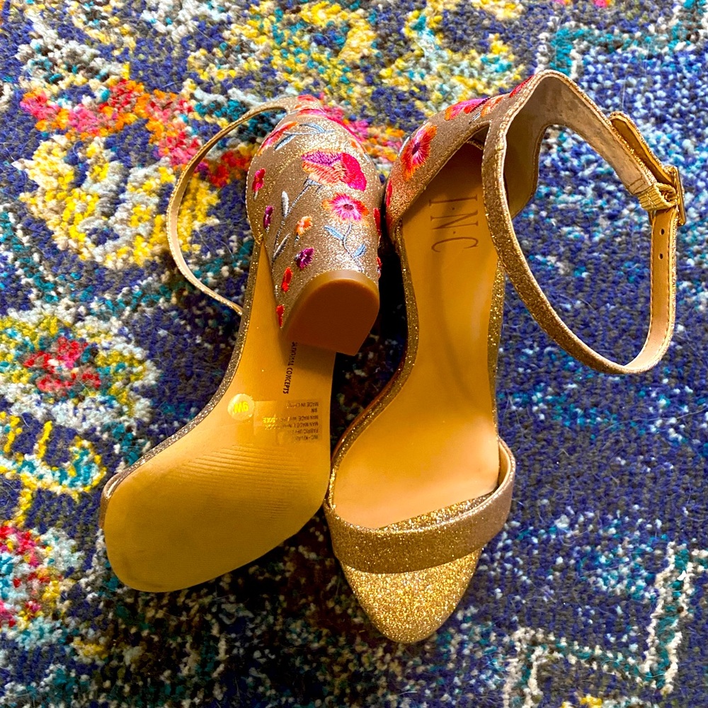 International concepts Gold Glitter Flower Heel Sandals 9W